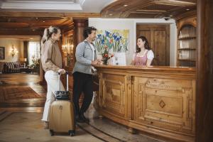 Ein Brautpaar steht mit seinem Gepäck an einer Bar in der Unterkunft Wellnessresidenz Schalber in Serfaus + 81 Fotos