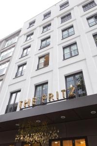 ein Schild auf der Vorderseite eines Hotels in der Unterkunft The Fritz Düsseldorf Königsallee in Düsseldorf