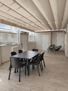 a dining room with a table and chairs at PENSIÓN ISBEL in Málaga