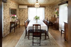 a dining room with a table and chairs at Tabina puhkemaja in Tabina