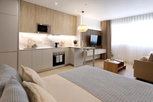 a room with a kitchen and a living room at REM III Premium Torrevieja in Torrevieja +47 photos