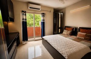 a bedroom with a bed and a window at Checkpoint backpacker in New Delhi +7 photos