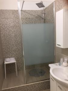 a shower with a glass door in a bathroom at Bed and Breakfast Oz in Bari