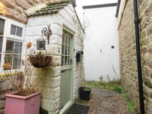 an old stone house with a green door at The Old Cookery Cottage & Free Parking in Goldsborough