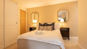 a bedroom with a bed with two towels on it at Newly Renovated 2-Bed Flat | Ripon Town Centre in Ripon