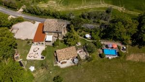 an aerial view of a house with a pool at B&B Villa Pilotti in Penna San Giovanni