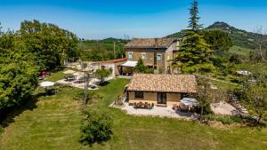 an aerial view of a house with a yard at B&B Villa Pilotti in Penna San Giovanni