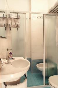 La salle de bains est pourvue d'un lavabo et d'une douche. dans l'établissement Hotel Nevada, à Bellaria-Igea Marina