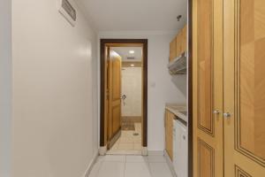 a hallway leading to a bathroom with a toilet and a door at Sama Al Deafah Hotel in Mecca