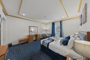 a hotel room with a bed and a bathroom at Sama Al Deafah Hotel in Mecca +34 photos