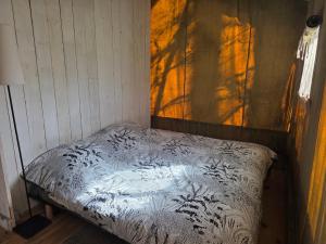 a small bed in a corner of a room at La clés des champs in Loubeyrat