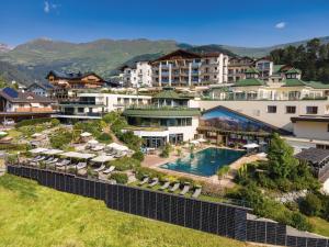 Luftaufnahme eines Resorts mit Swimmingpool in der Unterkunft Wellnessresidenz Schalber in Serfaus