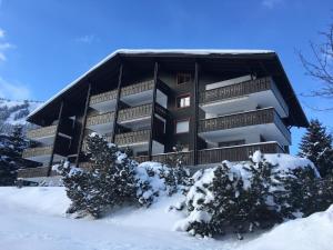 ein Gebäude mit Schnee davor in der Unterkunft Pre Vert 44 in Morgins