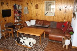 ein Wohnzimmer mit Sofa und Tisch in der Unterkunft Pre Vert 44 in Morgins