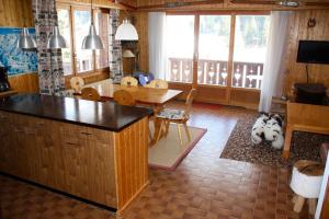 eine Küche mit einem Tisch und einem Hund in einem Zimmer in der Unterkunft Pre Vert 44 in Morgins + 7 Fotos