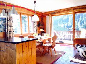 eine Küche mit Tisch und Stühlen und ein Esszimmer in der Unterkunft Pre Vert 44 in Morgins