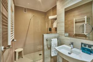 ein Badezimmer mit Waschbecken und Dusche in der Unterkunft Hotel Silken Sirimiri in Bilbao + 35 Fotos