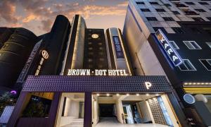 a building with a sign that readsrw hot hotel at Daejeon Brown Dot Wolpyeong in Daejeon