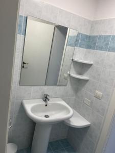 ein Badezimmer mit Waschbecken und Spiegel in der Unterkunft viamarsala in Iesi + 5 Fotos