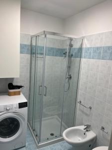 ein Badezimmer mit Dusche und Waschmaschine in der Unterkunft viamarsala in Iesi