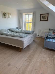 a bedroom with two beds and a window at Bondegård med havudsigt in Kolding