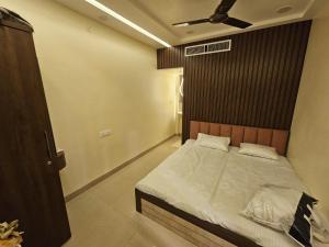 a bedroom with a bed and a ceiling at Mahak'sVilla in Indore +1 photo