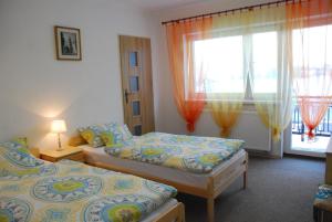 um quarto com 2 camas e uma janela em Privát Voyage em Liptovský Mikuláš