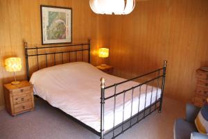 a bedroom with a bed and two lamps and a couch at La Moussiere in Morgins