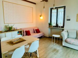 a living room with a table and a couch at La casa Rosa in Piobesi dʼAlba