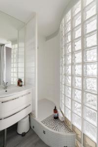 a white bathroom with a sink and a mirror at L'Horizon by Cocoonr in Rennes +9 photos