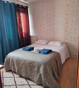 a bedroom with a bed with two towels on it at Chambre#1privée en colocation Vue sur Paris Tour Eiffel in Cachan