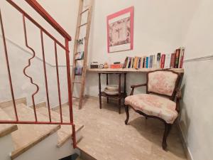 a room with a chair and a desk with books at Iridea in Lamoli Di Borgo Pace
