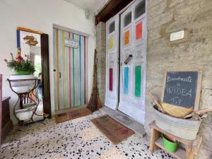 a room with a door and a chalkboard and a wall at Iridea in Lamoli Di Borgo Pace