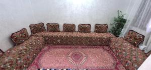 a living room with a couch and a rug at Cozy in Midelt - Downtown apartment in Midelt