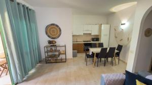 a kitchen and dining room with a table and chairs at InkHouse C02 in Santa Maria