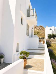 a staircase leading up to a white building at Gaia Serifos Apartments in Rámos