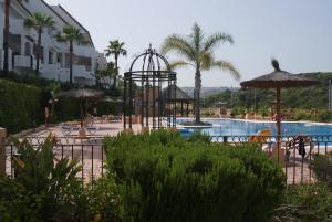 un resort con piscina e un resort di Splendide Appartement Deluxe a Manilva