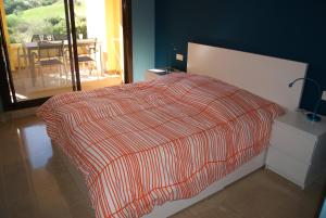 una camera con un letto con una coperta rossa e bianca di Splendide Appartement Deluxe a Manilva Altre 28 foto