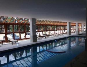 a large swimming pool with chairs in a building at VISTA AZUL Prime in Domingos Martins