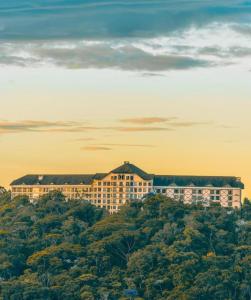 a building on top of a hill with trees at VISTA AZUL Prime in Domingos Martins
