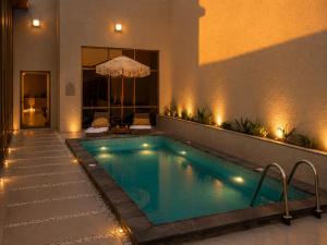 a swimming pool with lights in a building at يونوبي Yonobi in Medina