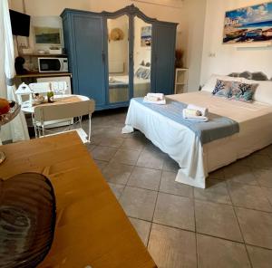 a bedroom with a large bed and a kitchen at Il noce - case vacanza- in Sestri Levante