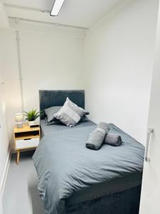 een slaapkamer met een bed waarop twee knuffeldieren liggen bij Tower Studio in Londen