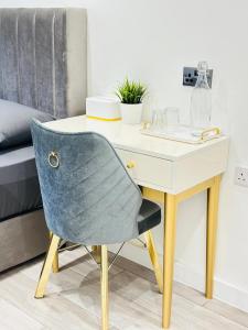 een bureau met een stoel naast een bed bij Tower Studio in Londen