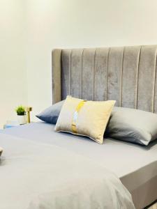 een close-up van een bed met kussens erop bij Tower Studio in Londen