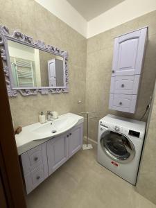 a bathroom with a washing machine and a sink at Appartamento Centro Direzionale Cerea in Cerea