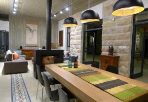 ein Esszimmer mit Tisch und Kamin in der Unterkunft Villa Pnai in Rosch Pina
