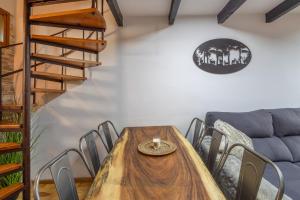 a dining room with a table and a couch at Dúplex acogedor en La Molina- 8 Pax in La Molina
