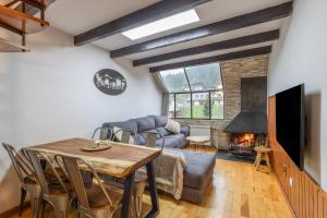 a living room with a couch and a table and a fireplace at Dúplex acogedor en La Molina- 8 Pax in La Molina