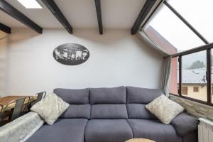 a living room with a couch and a table at Dúplex acogedor en La Molina- 8 Pax in La Molina